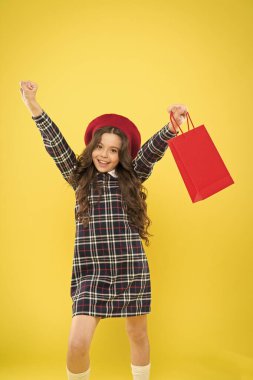 Alışveriş ve satın alma. Kara Cuma. İndirim. Alışveriş günü. Çocuk kaçırma paketi. Çocuk modası. Doğum günü kızı. Favori markalar ve en popüler trendler. Alışveriş çantalı kız. Moda endüstrisini keşfetmek