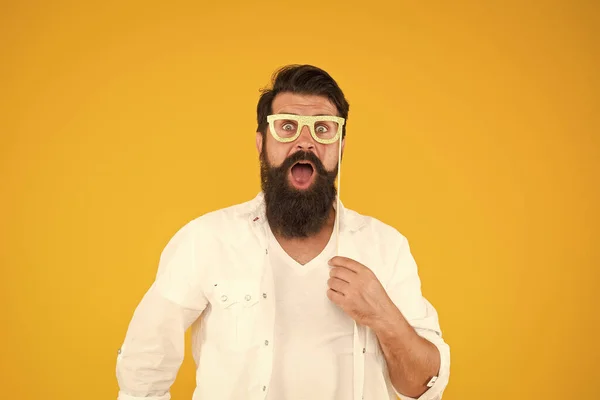 Slimme nerd brillen. Man met baard en snor houden brillen Photo Booth prop. Last minute kostuum partij ideeën. Bearded Man blij om deel te nemen aan de partij. Partij accessoire. Goed humeur. Feest vieren — Stockfoto