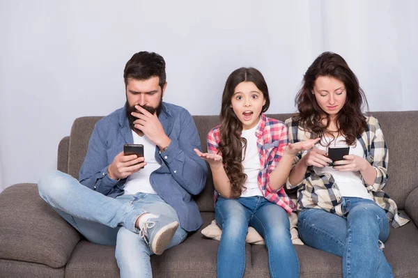 Pára de ignorar o miúdo. Falha de paternidade. Bebé ignorado. Sentimentos ofendidos. Preso na Internet. Criança ignorada. Pais ocupados navegando smartphones na internet. O pai e a mãe a ignorar as necessidades da filha. Maus hábitos — Fotografia de Stock