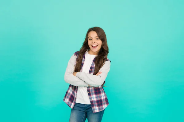 Felicità infantile. Seguendo il suo stile personale. elegante teen girl sfondo turchese. bella ragazza adolescente con i capelli lunghi, moda. concetto di parrucchiere bambino. Torniamo a scuola. Studio colpo di bambino felice — Foto Stock