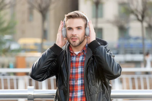 Musik mit zeitgenössischen Klängen. Junger Mann hört Musik im Freien. Schöner Kerl genießt Musik, die in Kopfhörern gespielt wird. Spaß und Unterhaltung. Neue Technologie. Modernes Leben. Musik und Audio — Stockfoto