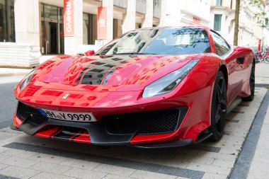 Supercar Lamborghini Huracan LP 610-4 siyah renkli Hamburg caddesinde park halinde.