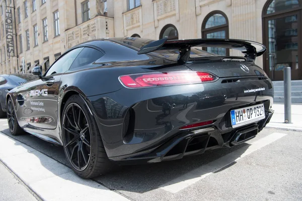 Supercar Lamborghini Huracan LP 610-4 siyah renkli Hamburg caddesinde park halinde. — Stok fotoğraf