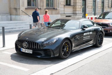 Supercar Lamborghini Huracan LP 610-4 siyah renkli Hamburg caddesinde park halinde.