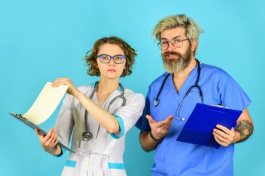 Virüs tedavisi. Doktor meslektaşlarım. Normal bir gündüz hastanesi. Tecrübeli meslektaşımın tavsiyesi. Tıbbi personel. Tıp eğitimi. Kanıta dayalı tıp. Doktor toplantısı. Doktor ve hemşire konuşuyor.