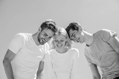 Mutlu insanlar. Cennet kavramı. Başarı yüksekliklerinden bak. Mutlu kadın ve iki erkek. Neşeli arkadaşlar. Arkadaşlık ilişkileri. Aile bağı ve sevgi. Şuna bir bak. bir grup insan aşağıya bakıyor.