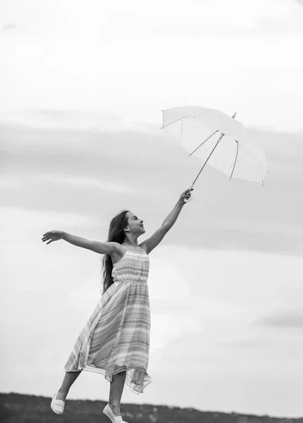 가벼운 우산을 쓰고 있는 소녀. 동화 속 인물. 행복 한 어린 시절. 빛을 느낍니다. 반중력. 낙하산을 펴라. 첫 비행에 대한 꿈. 나는 척 하는 꼬마. 난날 수있다고 믿어. 하늘에 닿음 — 스톡 사진
