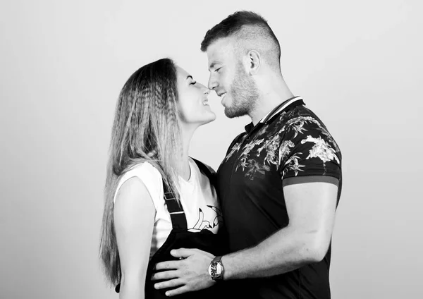 Je t'aime plus qu'hier. homme et femme embrassent. valeurs familiales. Saint Valentin. fille sexy avec son petit ami. relation amoureuse. date d'amour. couple amoureux. relations familiales et bonheur — Photo