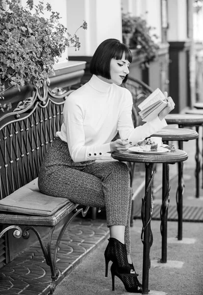 Женщина выпить насладиться хорошей книжной террасе кафе. Понятие самосовершенствования. Литература для женщин. Девушка пьет кофе читать книги. Кружка хорошего кофе и приятная книга лучшее сочетание для идеального выходных — стоковое фото