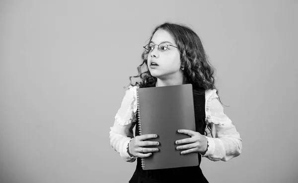 Menina séria quer ser professor. menina pequena com pasta de papel. Tarefa de casa. notebook para notas de diário. lição de estudo. conhecimento e educação. De volta à escola. Concentrado em estudar. espaço de cópia — Fotografia de Stock