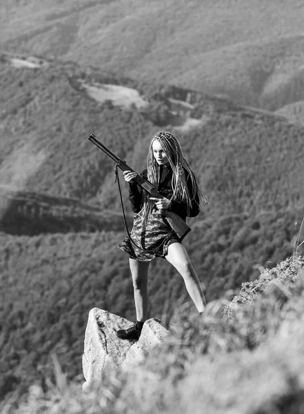 Temporada de caza. Ella es guerrera. Guerrero montañas paisaje fondo. Un guerrero sexy. Mujer atractiva pelo largo cara bonita sostener rifle para la caza. Amazonas legendaria raza de guerreras — Foto de Stock