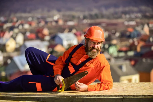 Trabalhador da construção barbudo. Carpintaria de construção. Homem construtor usar uniforme e chapéu duro para proteção. Experiência geral de construção. Conceito de carpintaria. Trabalho duro no dia ensolarado ao ar livre — Fotografia de Stock