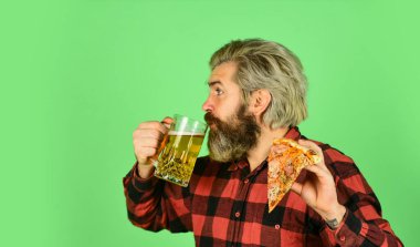 Barda mükemmel bir dinlenme. Sonunda pizza zamanı. Pizza paylaşıldığında daha iyidir. Pizzacı. Gurme yemeği. Neşeli sakallı hippi adam pizza tutuyor. Aç adam pizza yiyecek ve bira içecek.