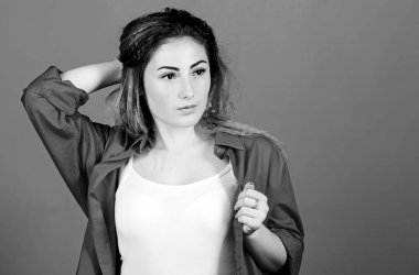 Saç şekillendirme metodu dalgalı hale gelir. Kuaför salonu. Hasarlı saç. Kişisel bakım. Makyaj malzemesi. Ekstra hacim. Moda ürünü. Sakat saç stili. Mavi arka planda kız stili saç stili