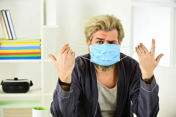 Mężczyzna trzyma maskę. Wirus jest przenoszony przez krople i bliski kontakt. Noszenie maski Chroń przed wirusami. Jeśli nosisz maskę, to musi wiedzieć, jak używać i usuwać prawidłowo. Ochrona przed koronawirusem — Zdjęcie stockowe