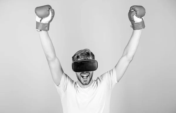 Virtuális bajnok. Az ember új technológiát használ. férfi VR szemüvegben. Futurisztikus játék. boksz a virtuális valóságban. Digitális sport siker. Ökölvívás. jövőbeli innováció. modern szerkentyű. Képzés boksz játék — Stock Fotó