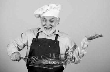 Sadece eğlenmek için. Izgara yemeği tercih ediyor. Piknik ve barbekü. Mutfak kuralları. Aileye yemek hazırla. Aile hafta sonu. Şef şapkalı son sınıf öğrencisi. Sakallı aşçılar. barbekü için mutfak gereçleri