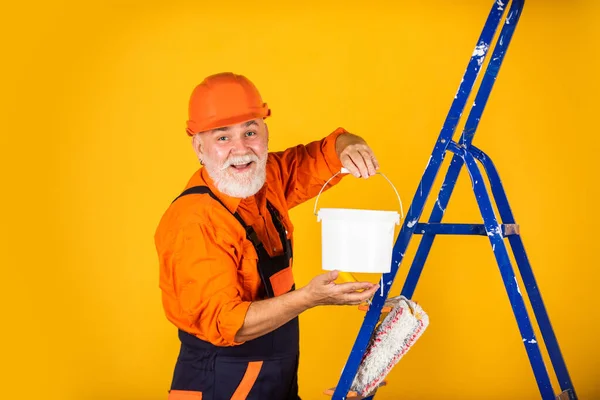 Bauen ist sein Leben. Handwerker mit Farbwalze. Haus Malerei und Renovierung Geschäft. Reparaturwerkzeug herstellen. Maler auf der Baustelle. Senior benutzte Roller auf Leiter. Arbeit in der Wohnung — Stockfoto