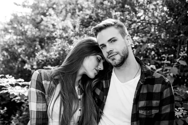 Linda pareja. San Valentín. camping de verano en el bosque. fin de semana familiar. Una cita romántica. pareja hipster al aire libre. pareja enamorada. Senderismo. hombre y mujer en camisa a cuadros relajarse en el parque —  Fotos de Stock