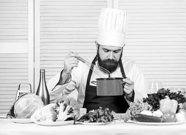 Culinária culinária. Vitamina. Cozinhar alimentos saudáveis. Hipster maduro com barba. Dieta de alimentos orgânicos. Salada vegetariana com legumes frescos. Homem barbudo sério. Receita de chef. Está com bom aspecto — Fotografia de Stock