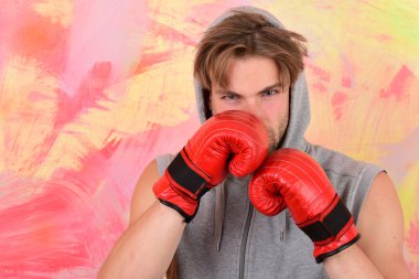 Yoğunlaştırılmış yüz trenleri olan bir boksör. Dağınık saçlı adam.