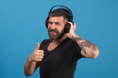 Sakallı ve gülen yüzlü şarkıcı müziği sever..