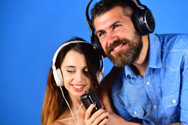 Concepto de fiesta y música. Pareja en el amor lleva auriculares — Foto de Stock