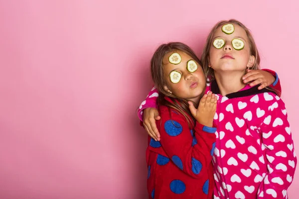 Crianças posar no fundo rosa enviando beijos, espaço de cópia — Fotografia de Stock