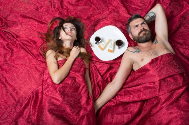 Sakallı ve endişeli yüzlü adam romantik bir kahvaltı yapar.