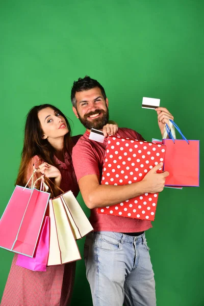 A szakállas fickó és a boldog arcú lány bevásárolnak.. — Stock Fotó