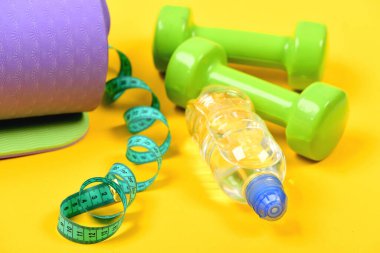 Şekil verme ve fitness ekipmanları. Yeşil plastikten yapılmış dambıllar