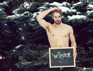 Kış blackboard açık olan yakışıklı kaslı adam