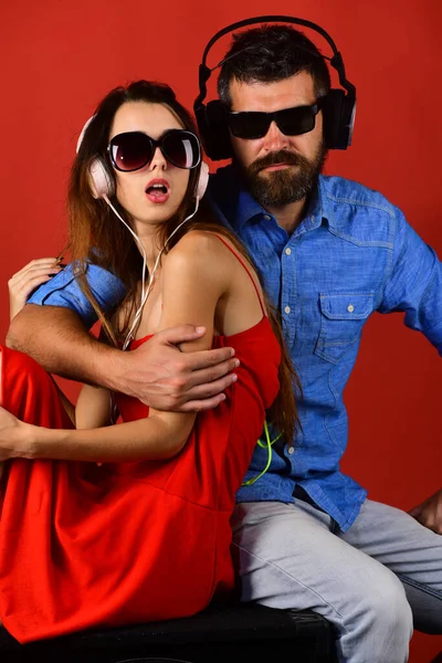 긴장풀고, 파티 랑 음악 컨셉. 사랑하는 커플은 헤드폰을 쓴다 — 스톡 사진