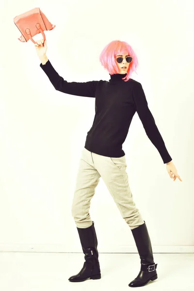 Chica sexy de moda en peluca rosa posando con bolso de moda — Foto de Stock