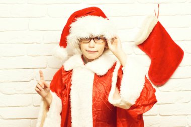 Genç, şirin Noel Baba çocuk.