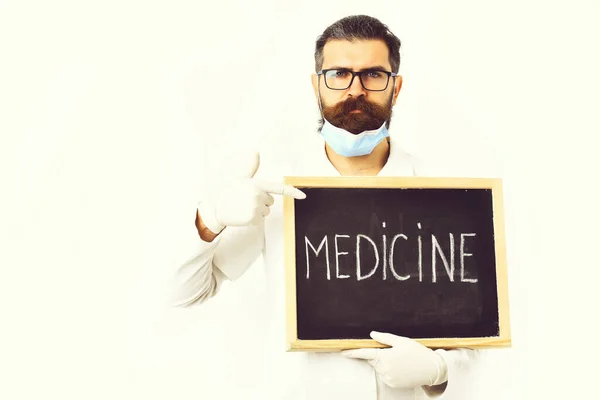 Brodaty lekarz kaukaski trzymający strzykawkę i deskę z napisem "Lekarstwo" — Zdjęcie stockowe