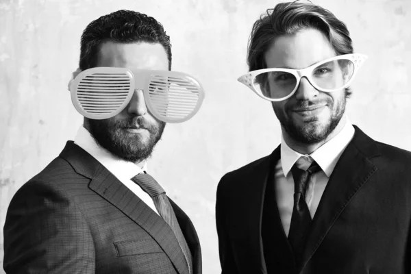 Concept d'équipe d'affaires. beaux hommes d'affaires barbus avec des lunettes drôles — Photo
