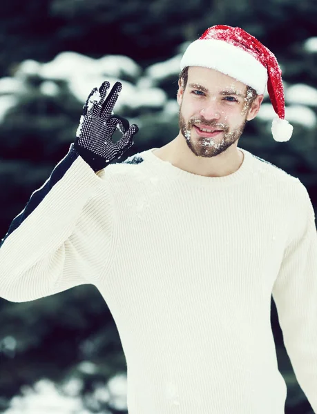 Hombre guapo en sombrero de santa en invierno al aire libre —  Fotos de Stock