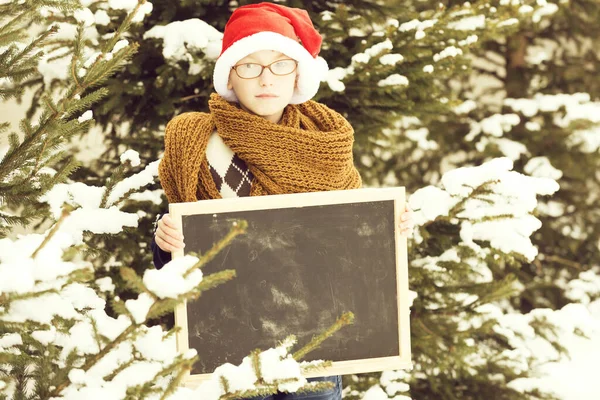 小桑塔男孩，冬季户外有黑板 — 图库照片