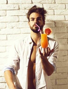 Yakışıklı, sakallı, maço, seksi adam.