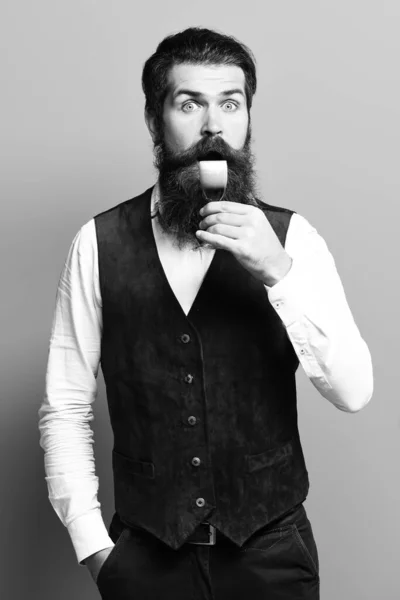 Meglepett jóképű szakállas férfi — Stock Fotó