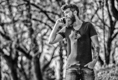 Sakallı adam arıyor. Sakallı adam cep telefonunu arar. İletişim kavramı. Daha sonra aramayı dene. Yönlendirilmiş arama. Dinleme mesajı. Şu anda müsait değil. Cep telefonu kullanarak sakallı Hipster