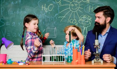 İlgi alanları ve konu kulübü. Büyük çocuklar küçüklere yardım eder. Okul kulübü eğitimi. Öğretmen ve öğrencilerin test tüpleri sınıfta. Kimya temalı kulüp. Maddelerin özelliklerini birlikte keşfetmek ve keşfetmek