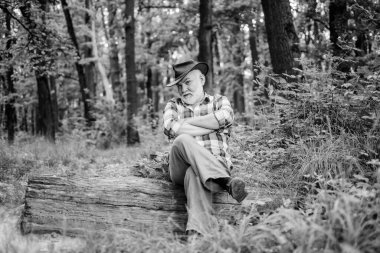 Ucube şifacı. Halk büyüsü. Şapkalı, olgun bir adam. Bilge ihtiyar. Bitkisel ilaçlar. Doğaüstü ya da batıl inançlı. Sihirli yetenekleri olduğu iddia edilen biri. Ormanda sihirbaz. Woodman sihirbaz konsepti