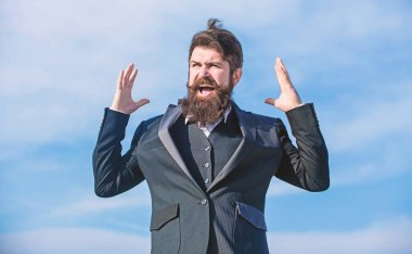 bıyık ile acımasız beyaz hipster. Sakalı olgun hipster. Geleceğin başarısı. Çevik iş. Kendine güvenen bir işadamı. başlangıç iş. resmi moda. Sakallı adam. Gökyüzüne karşı işadamı