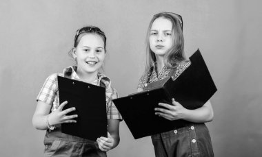 Girişimci çocuklar odalarını yeşil arka planda yeniliyorlar. Çocuk bakımı. Yenileme planı. İnşaat mühendisi mimar. Plana göre. Geleceğin mesleği. Çocuklar tadilat yapmayı planlıyor.