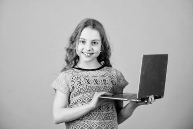 Evde eğitim gördüm. Dijital çağda çocuk gelişimi. Bilgisayar oyunları oynayın. İnternetten alışveriş. Okul projesi. Girişim işi. Bilgisayarı olan mutlu küçük bir kız. Evde öğrenim görüyorum. Küçük patron