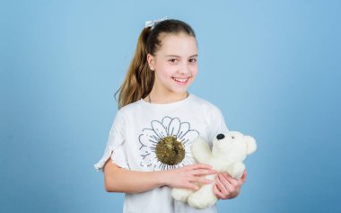 Küçük kız oyun odasında oyun oynuyor. Oyuncakçı. Çocuklar Günü 'nde. En iyi arkadaşım. Anaokulundaki oyun parkında. Mutlu çocukluk. Doğum günü. Yumuşak ayı oyuncağı olan küçük bir kız. Çocuk psikolojisi. Oyun zamanının tadını çıkarıyorum