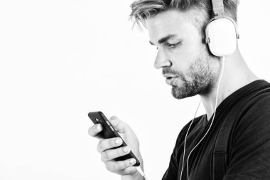 Müzik uygulama konsepti. Mükemmel müzik ses kulaklıklarının keyfini çıkarın. Müzik aleti. Müzik aksesuar aletleri. Adam müzik online kulaklık ve akıllı telefon dinleyin. Modern teknoloji. Mp3 çalar kavramı