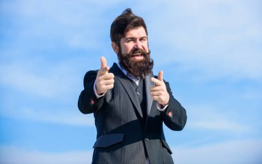 mutlu hipster. Karizmatik bir erkek. Sakallı adam. Sakallı olgun hipster. İş adamı gökyüzüne karşı. Gelecekteki başarı. erkek resmi moda. bıyıklı vahşi kafkas hipster